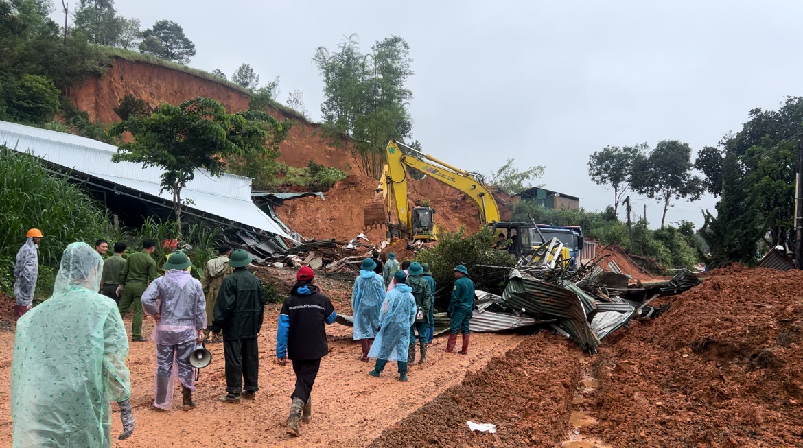 Sáng 21/7, huyện Đam Rông đã huy động hàng chục phương tiện, cán bộ chiến sĩ công an, bộ đội tích cực khắc phục sạt lở tại xã Đạ K'Nàng.