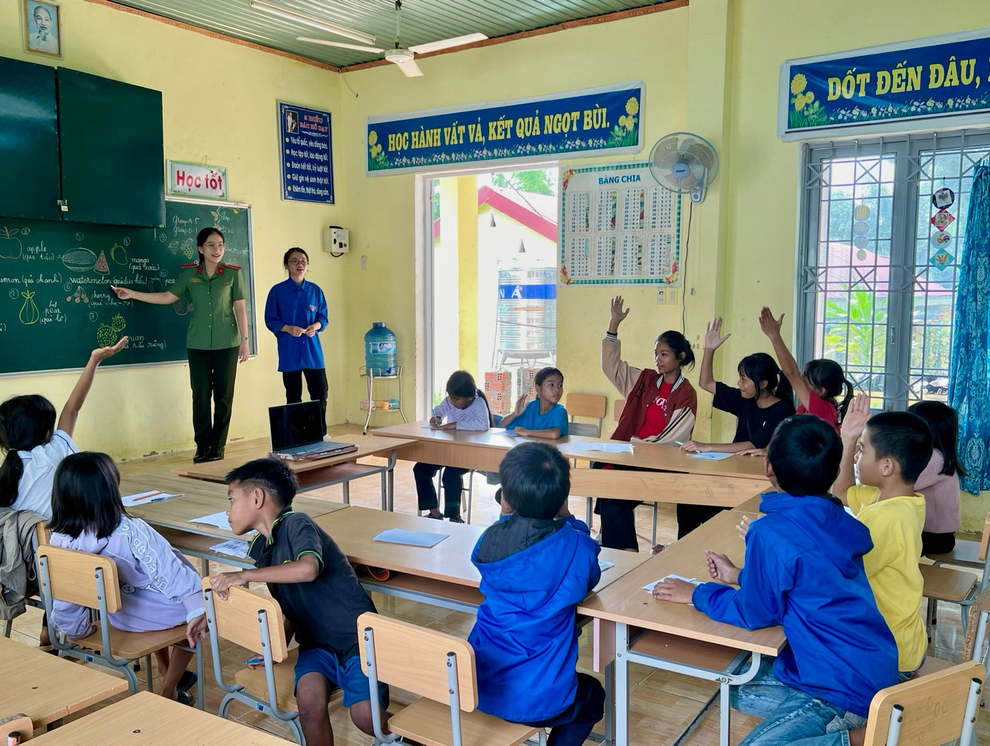 Tại điểm Trường tiểu học Ka Pa Kơ Lang, lớp học khoảng 20 học sinh trong độ tuổi từ 6-14 tuổi.