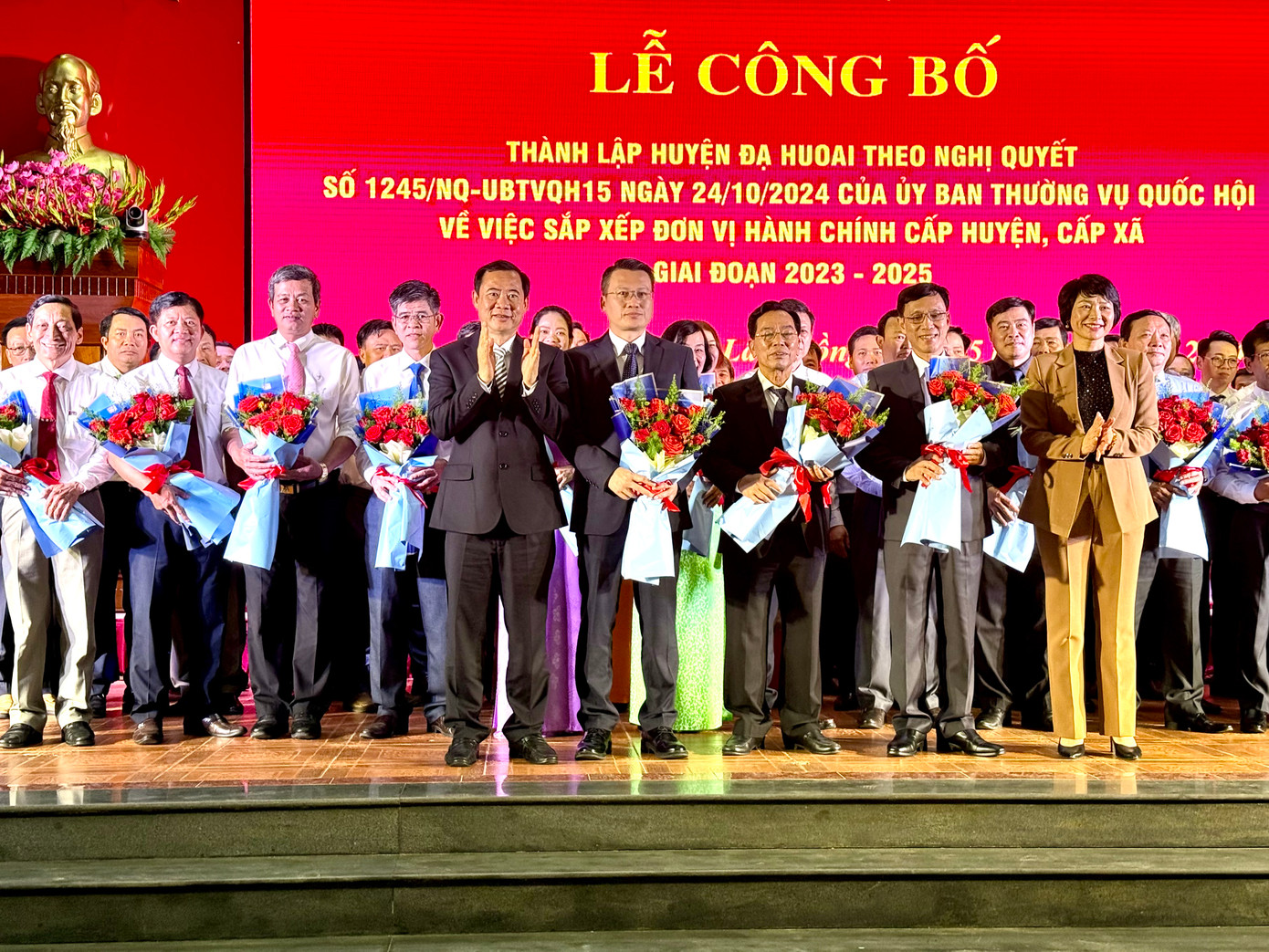 Lãnh đạo tỉnh Lâm Đồng tặng hoa chúc mừng các cán bộ của huyện Đạ Huoai (mới). Lãnh đạo tỉnh Lâm Đồng tặng hoa chúc mừng các cán bộ của huyện Đạ Huoai (mới).