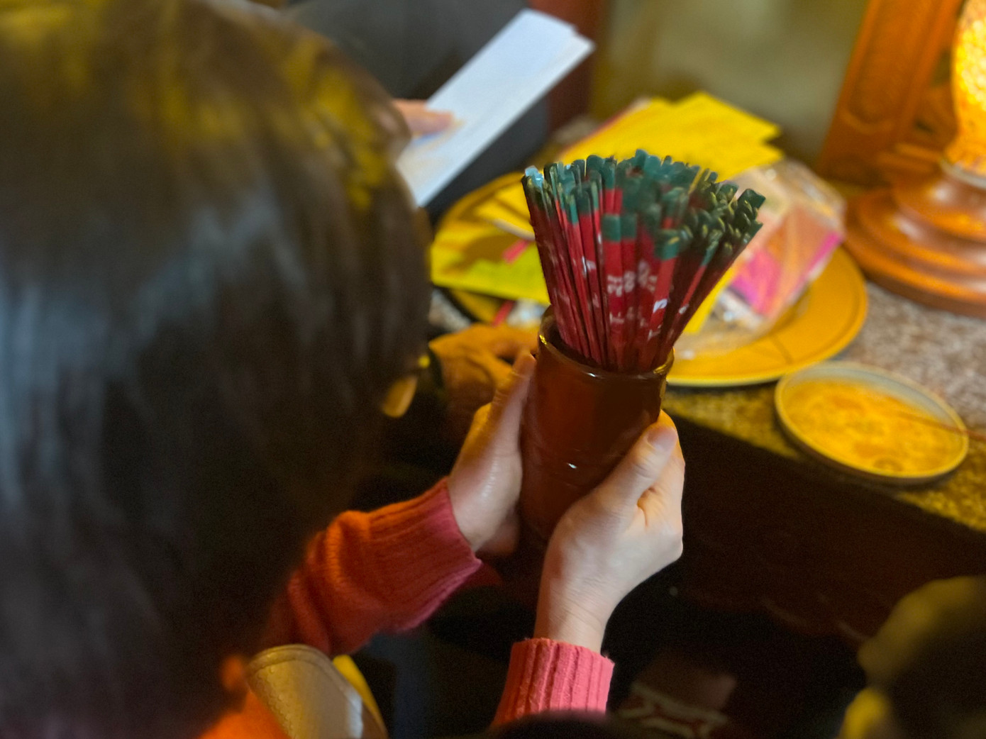 Sau khi thực hiện phần lễ, du khách tiến hành gieo que xin xăm. Ảnh: Thái Lâm.