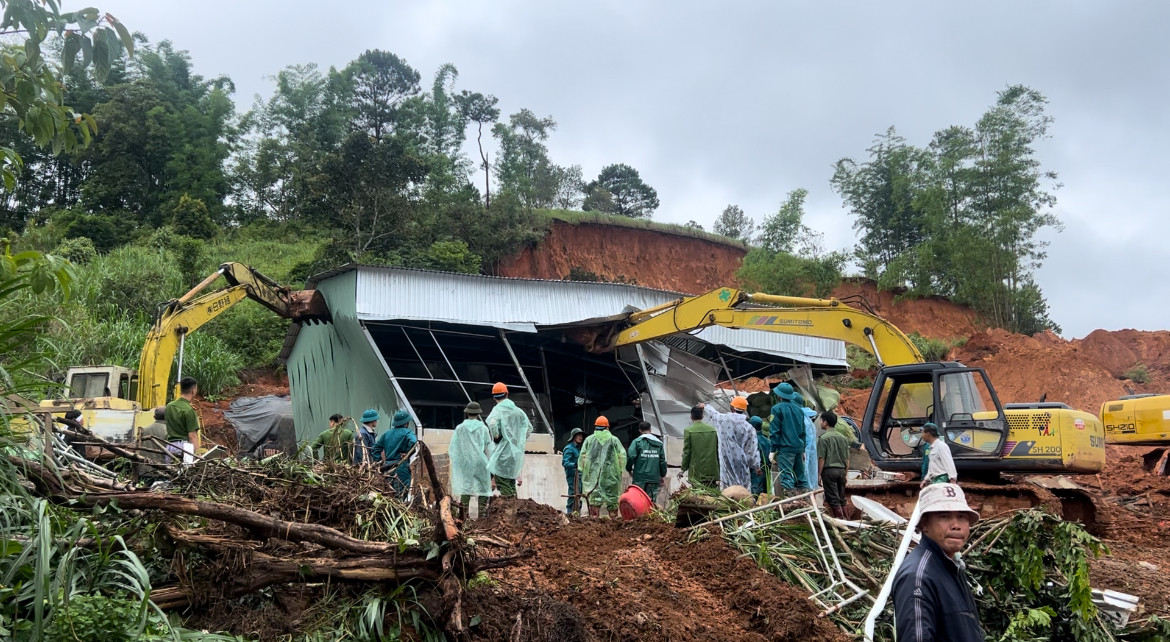 UBND huyện Đam Rông cho biết, sau khi xảy ra sự cố chiều 20/7, các lực lượng tích cực cứu người, đưa nạn nhân đi bệnh viện. Do trời tối, mưa lớn nên việc khắc phục đến 19h cùng ngày phải tạm dừng.