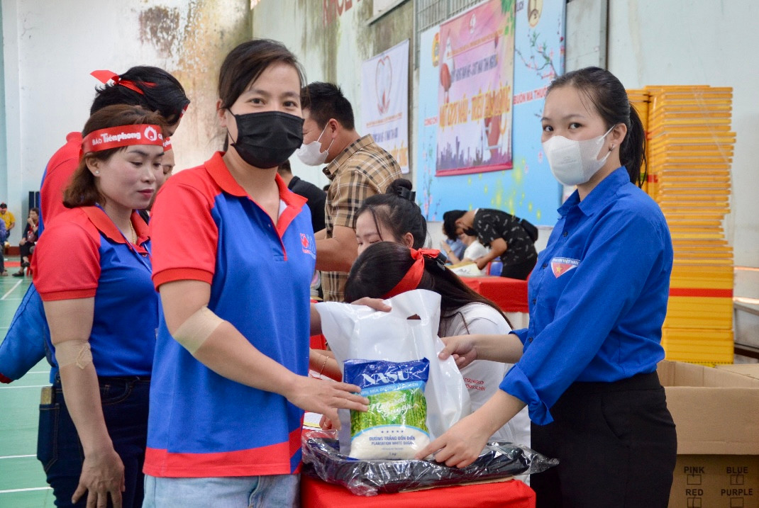 Tình nguyện viên trao quà cho người hiến máu