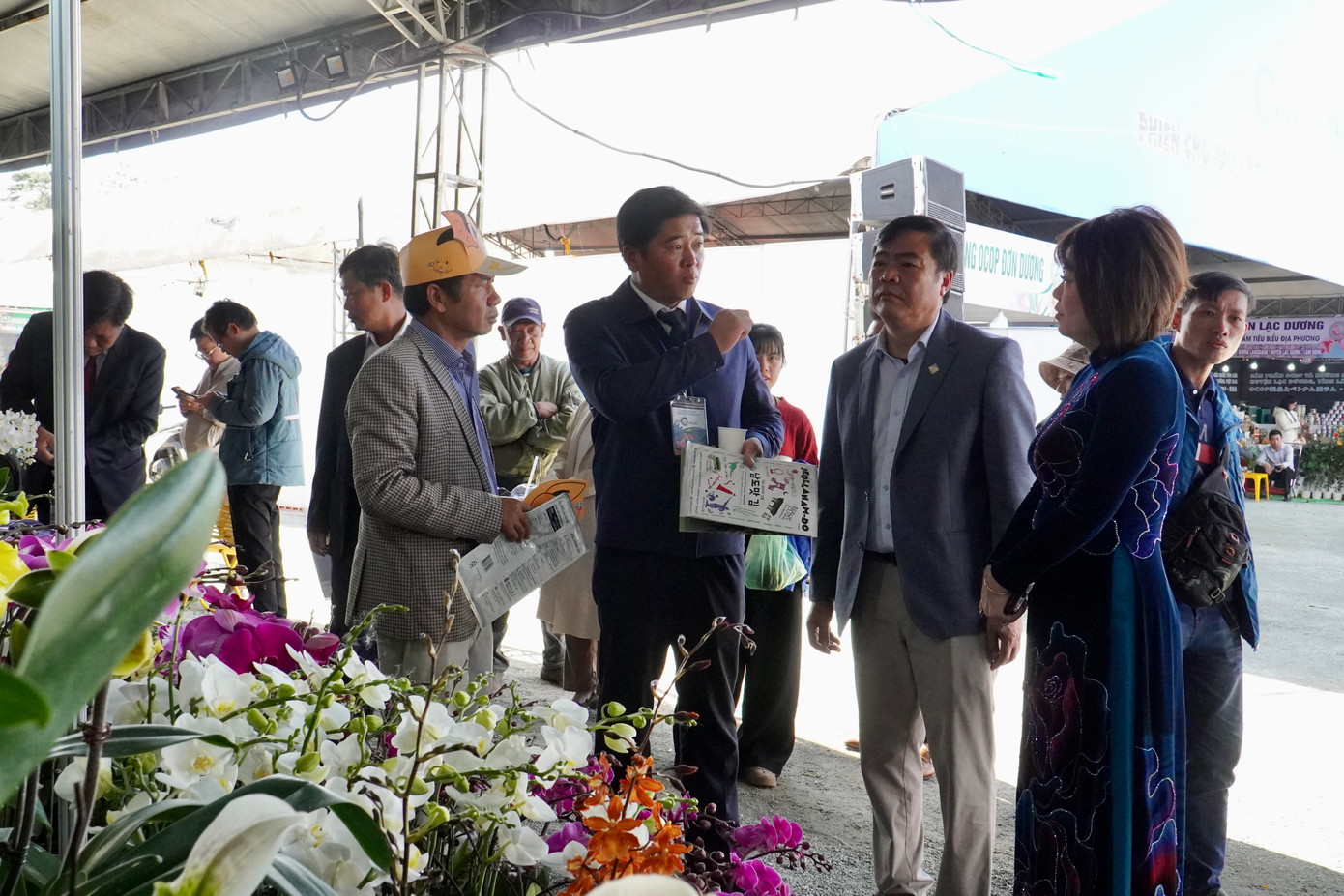 Phiên chợ rau-hoa "Đà Lạt - Kết tinh kỳ diệu từ đất lành” thu hút đông đảo người dân, du khách tới tham quan.