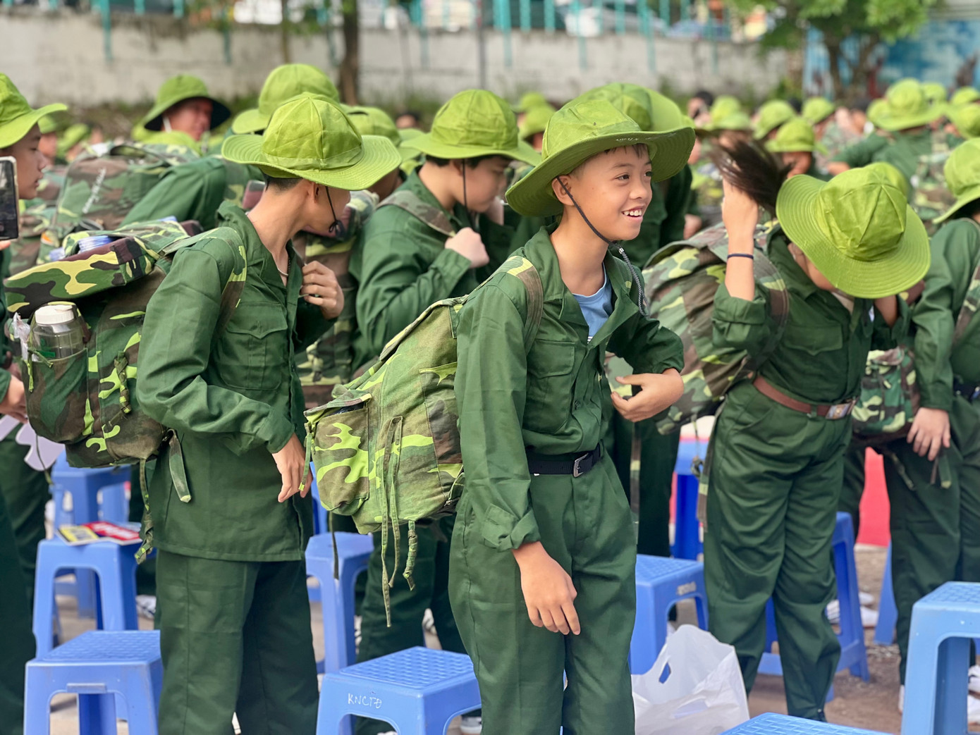 Mỗi em học sinh có một balo đủ hành trang sử dụng trong vòng 9 ngày