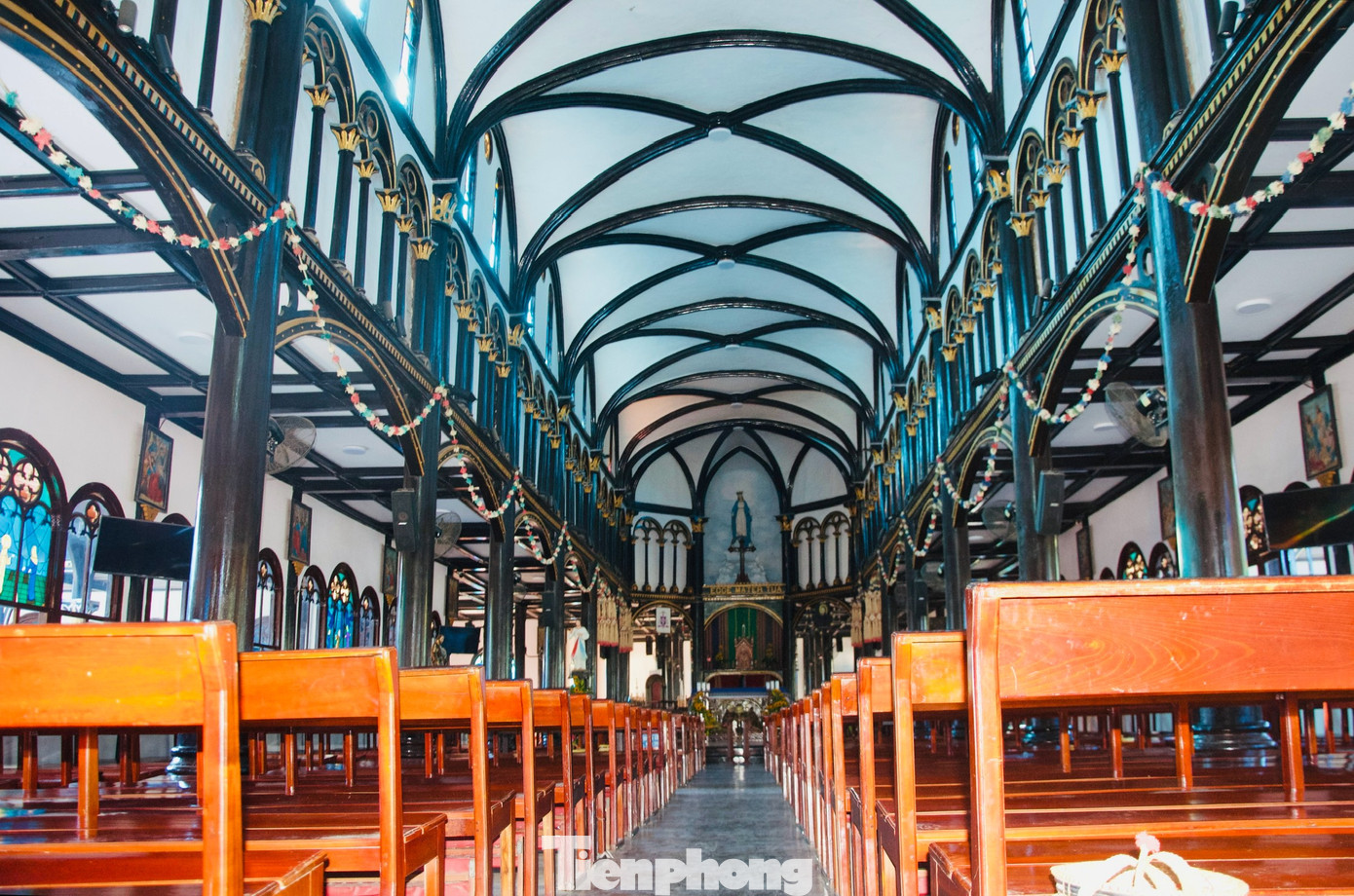 Trong thánh đường có kết cấu mái vòm dài, những hàng cột cao 12 m đặt vững chắc trên chân đế bằng đá vươn lên nâng đỡ toàn bộ mái vòm chính giữa và trần hành lang hai cánh tạo sự bề thế cho công trình.