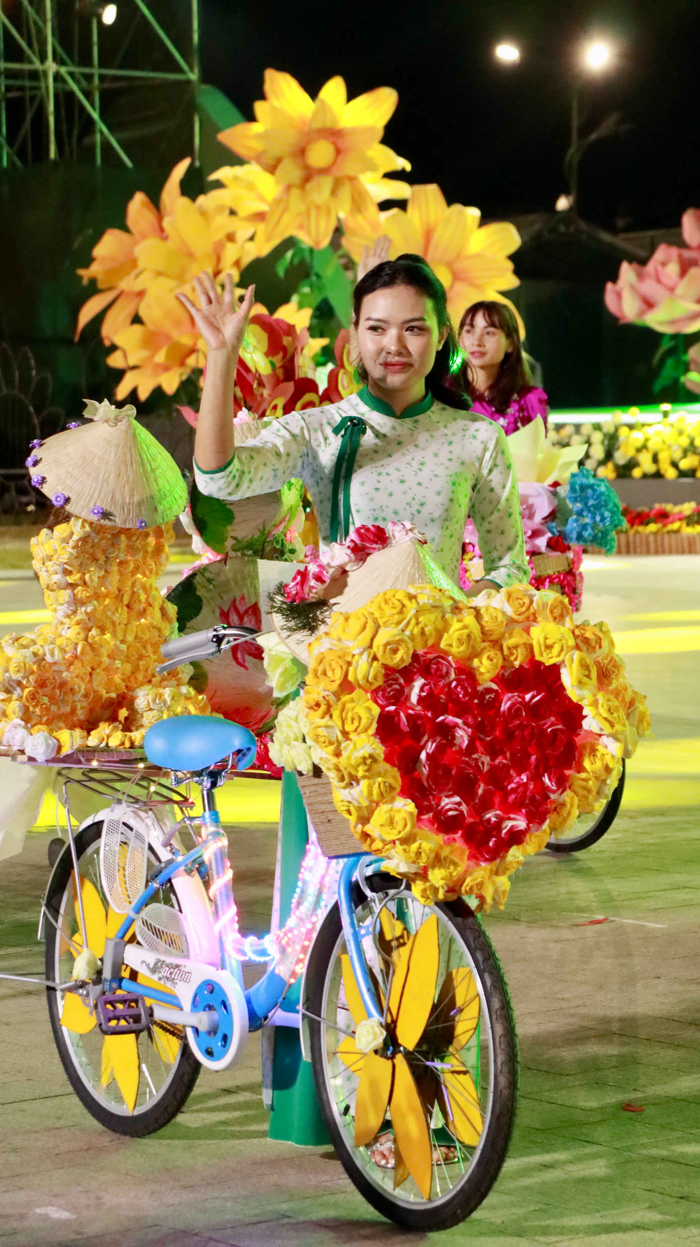 Các xe đạp hoa trong hội thi Trang trí xe đạp hoa từ vật liệu tái chế trước đó cũng tham gia diễu hành.