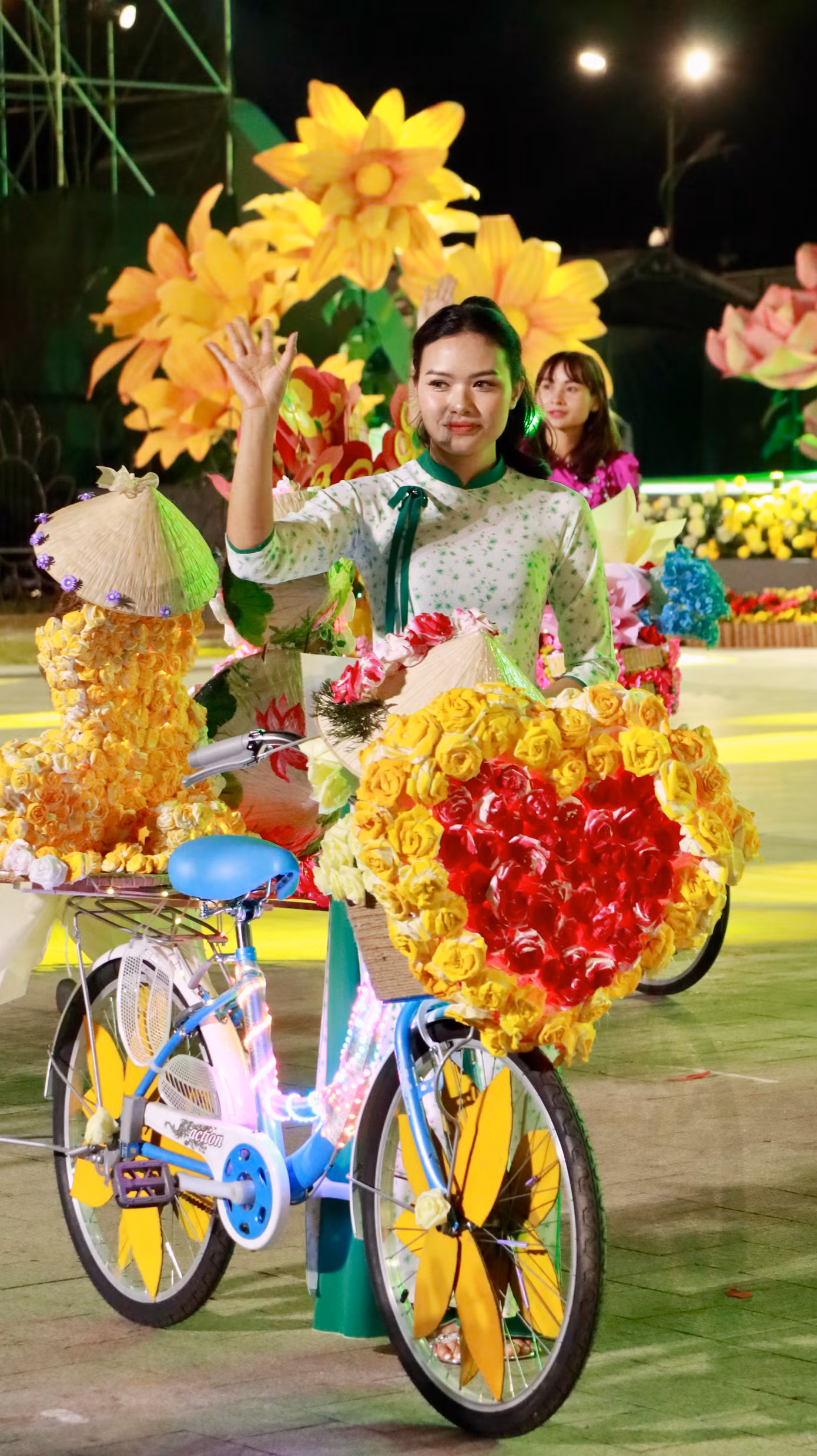 Các xe đạp hoa trong hội thi Trang trí xe đạp hoa từ vật liệu tái chế trước đó cũng tham gia diễu hành.