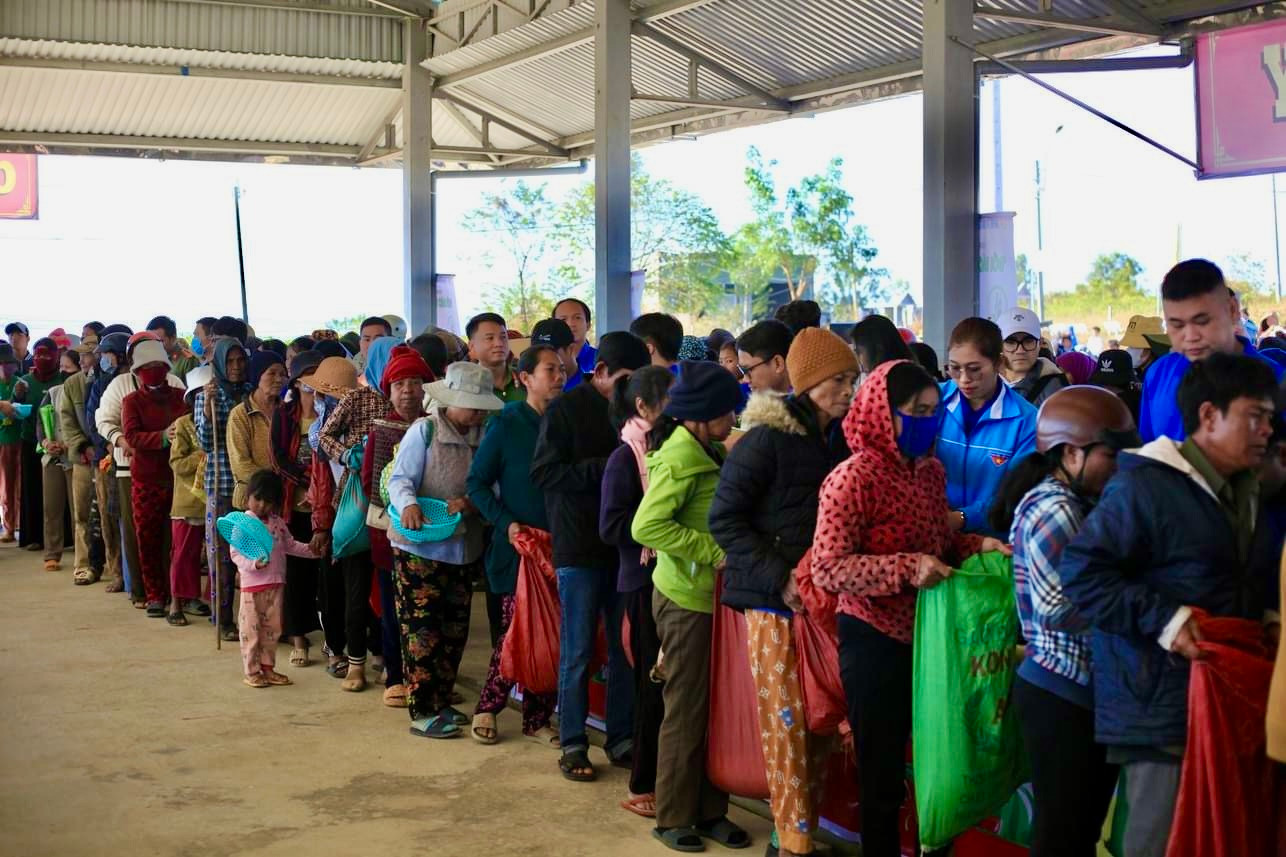 Đây là phiên chợ dành cho người lao động khó khăn trên địa bàn TP. Kon Tum những ngày cuối năm.