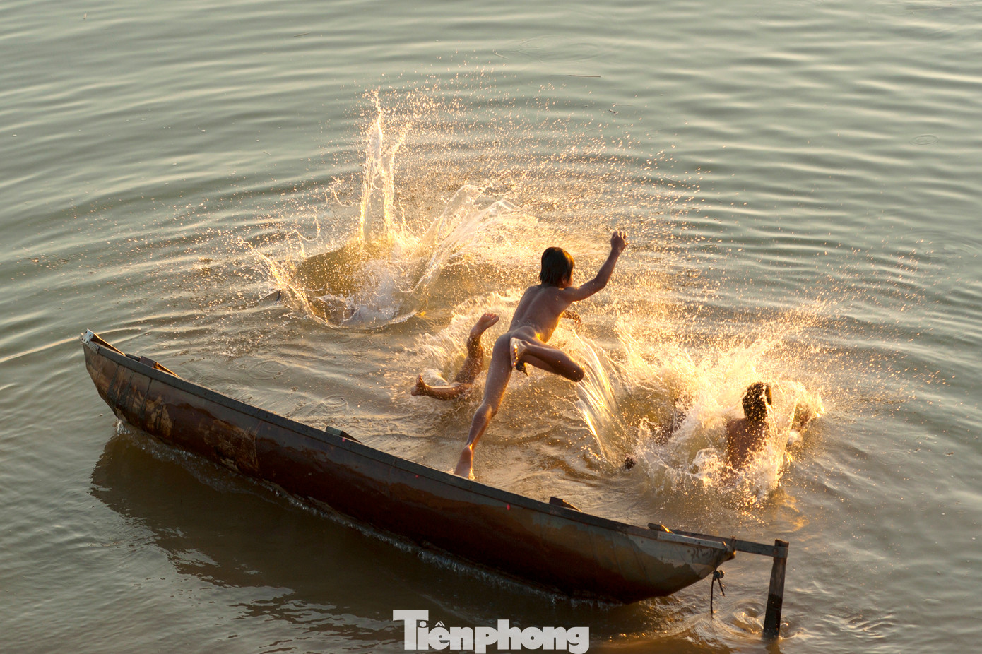 Tự do thoả thích với không gian bơi lội, vừa vui, vừa rèn được kỹ năng khi tắm sông.
