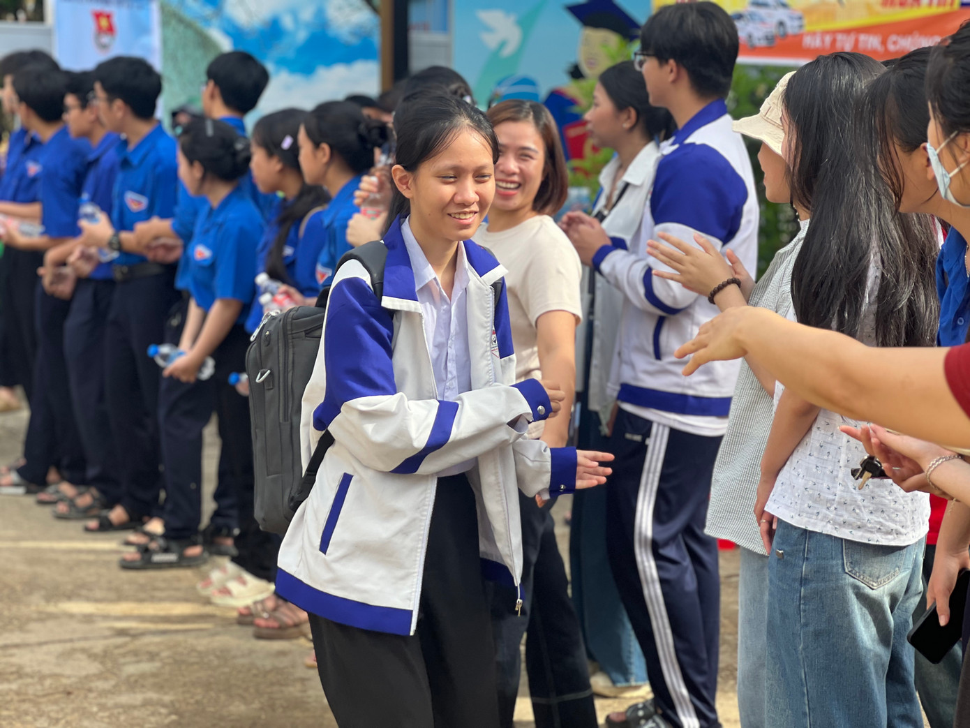 Thí sinh phấn khởi khi hoàn thành môn Tiếng Anh vào chiều 28/6