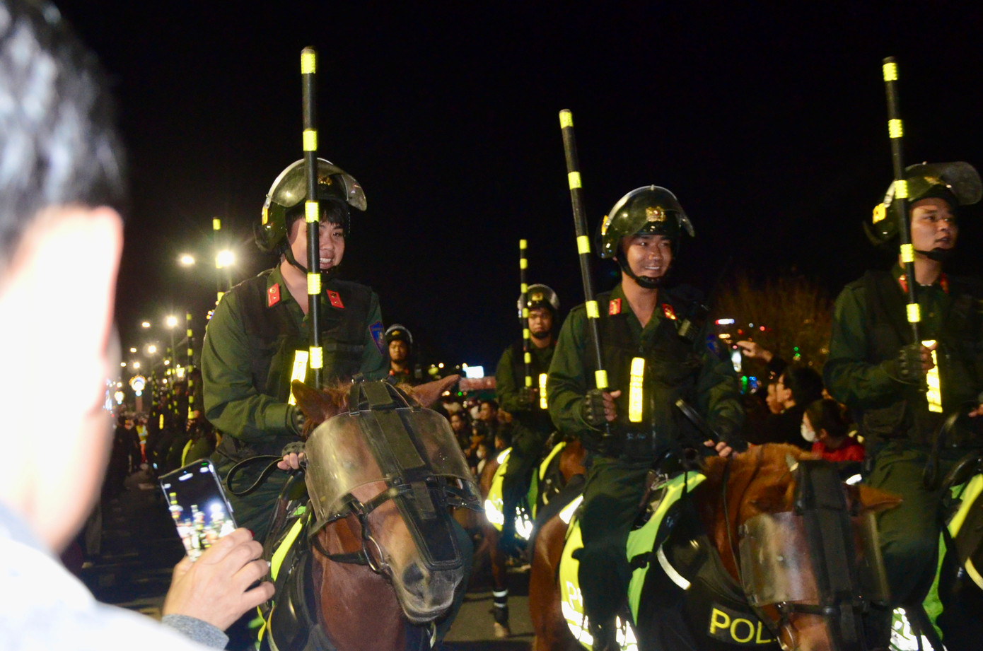 Đoàn Cảnh sát Cơ động Kỵ binh diễu hành quanh hồ Xuân Hương