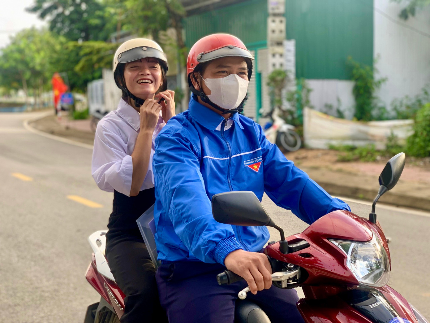 Thí sinh dân tộc thiểu số vui vẻ, phấn khởi khi ngồi trên xe ôm tình nguyện.