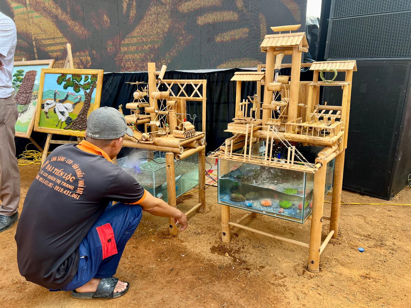 Du khách thích thú, tham quan mô hình làm bằng tre trong hoạt động triển lãm nghệ thuật “Thắp sáng ước mơ – Thổi hồn vào đá”