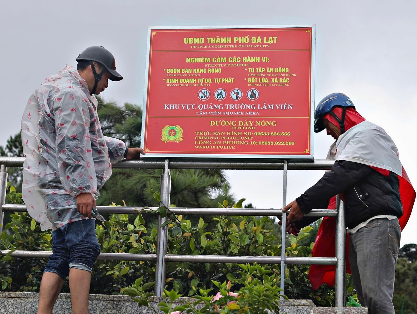 Các biển báo được lắp đặt kèm theo số điện thoại đường dây nóng để người dân, du khách phản ánh