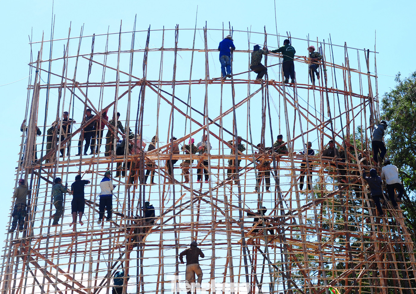 Nhóm người cần mẫn cột kết cấu khung sườn trên cao.