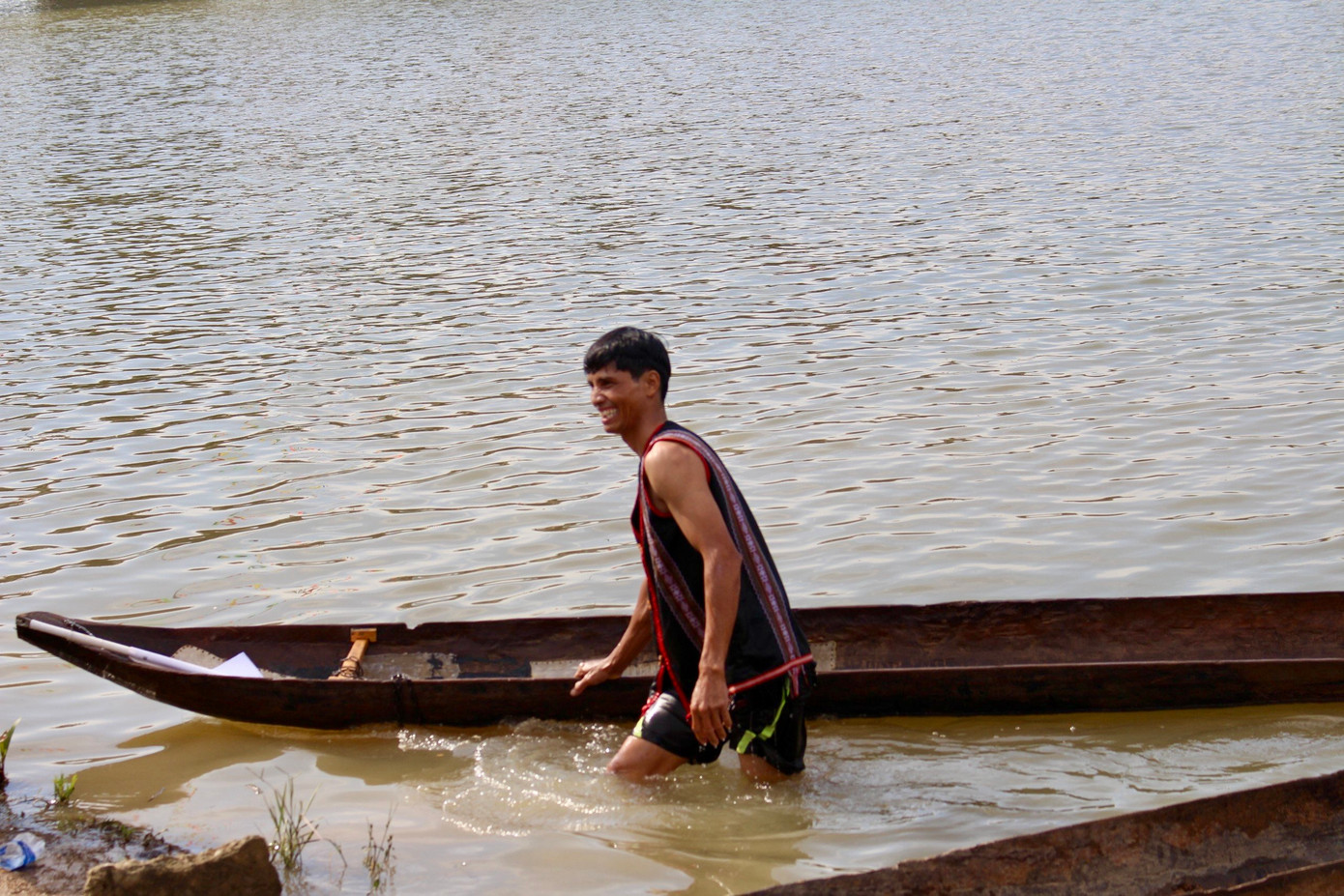 Theo Ban tổ chức, các thí sinh tham gia đa số là bà con đồng bào dân tộc thiểu số. Họ là những người quen sống và đánh bắt cá dọc các con sông lớn bằng chiếc thuyền độc mộc.