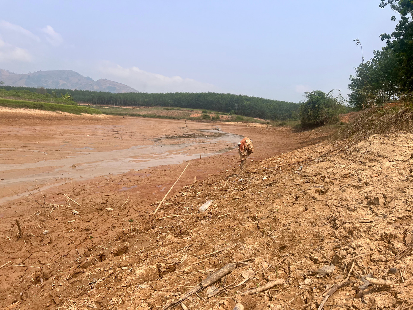 Hồ trữ nước tại xã Ya Xiêr (huyện Sa Thầy) cũng gặp tình trạng khô cạn