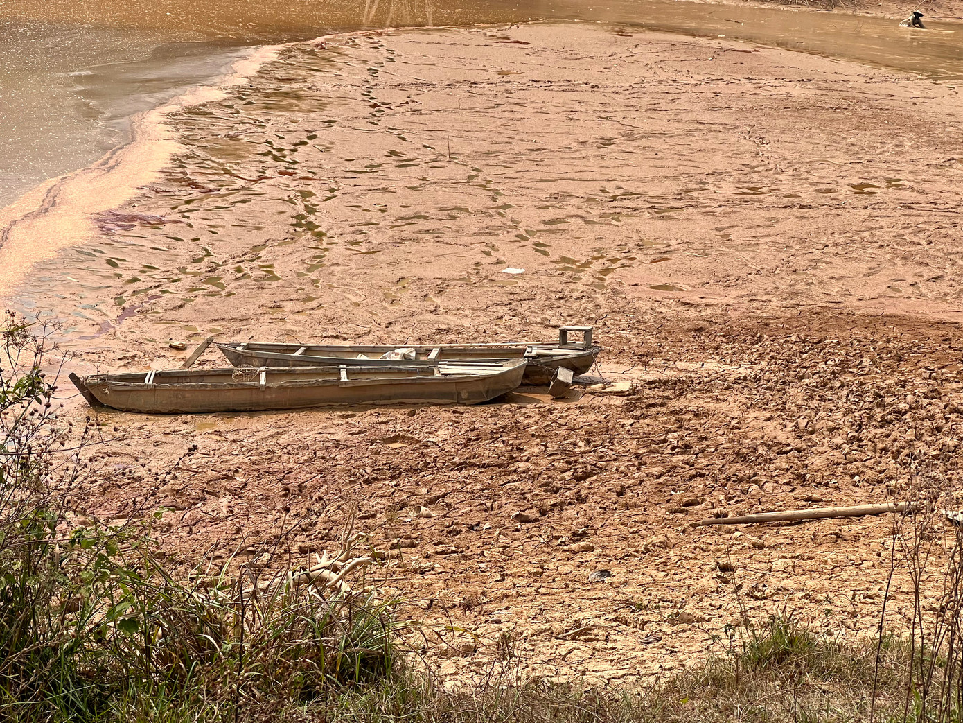 Theo một số hộ dân ở đây, họ sẽ ưu tiên cho những diện tích cà phê bị khô cháy lấy nước trước để tránh cạn kiệt nguồn nước còn rất ít trong hồ.