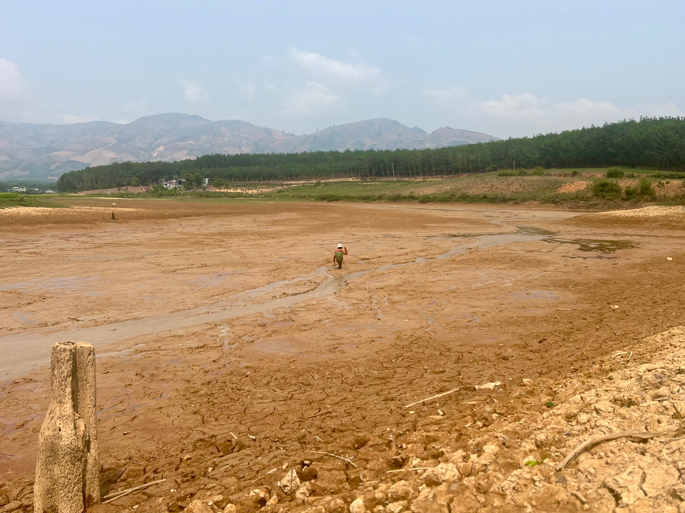 Theo UBND tỉnh Kon Tum, hiện mực nước và lưu lượng nước trên các sông suối giảm dần, duy trì ở mức thấp hơn trung bình nhiều năm. Nghiêm trọng là sông Đăk Bla, đoạn chảy qua huyện Kon Rẫy và TP.Kon Tum, lưu lượng nước thấp hơn từ 40-65%.