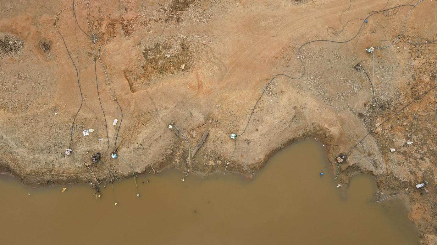 Ông Trần Đức Trọng - Chủ tịch UBND xã Hà Mòn cho biết, nắng nóng gần 40 độ C kéo dài, hồ C3 cạn kiệt nước, khiến một số diện tích cây cà phê và hoa màu trên địa bàn bị ảnh hưởng. Từ đó, cuộc sống của người dân càng thêm khó khăn.