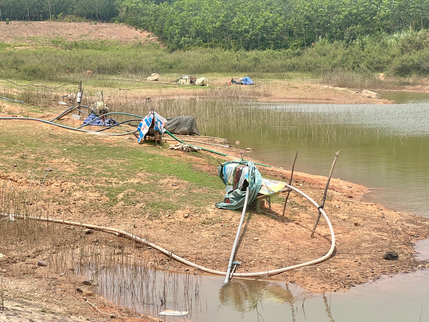 Tại hồ thuỷ lợi xã Sa Bình (huyện Sa Thầy), có nhiều máy bơm chờ trực tới lượt bơm nước