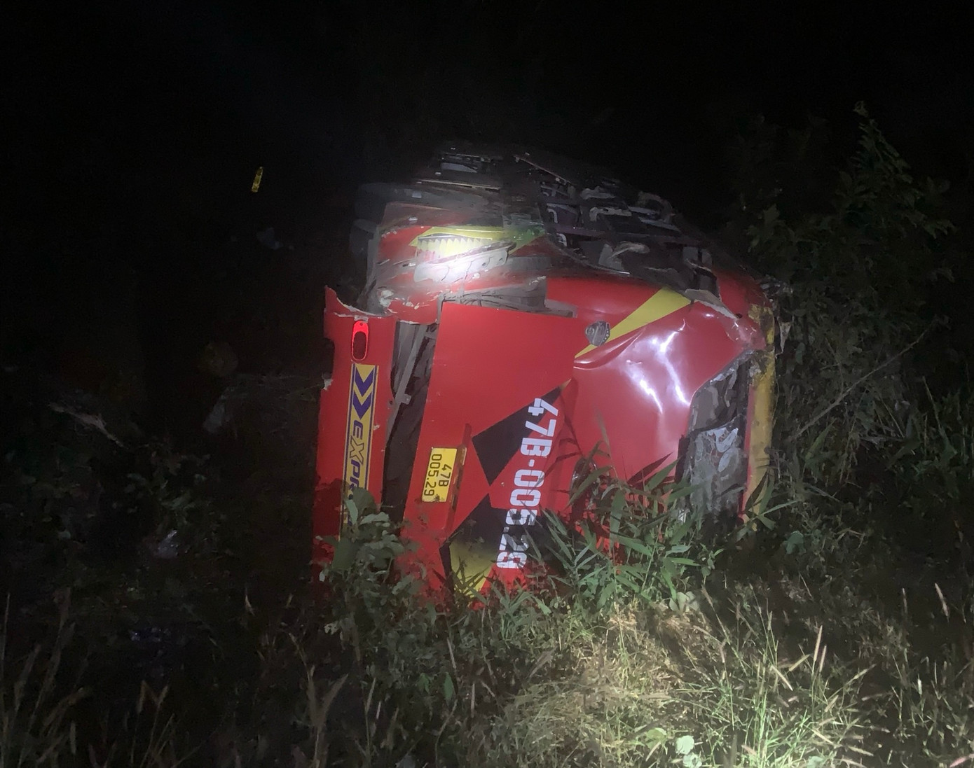 Hiện trường xe khách lao xuống vực