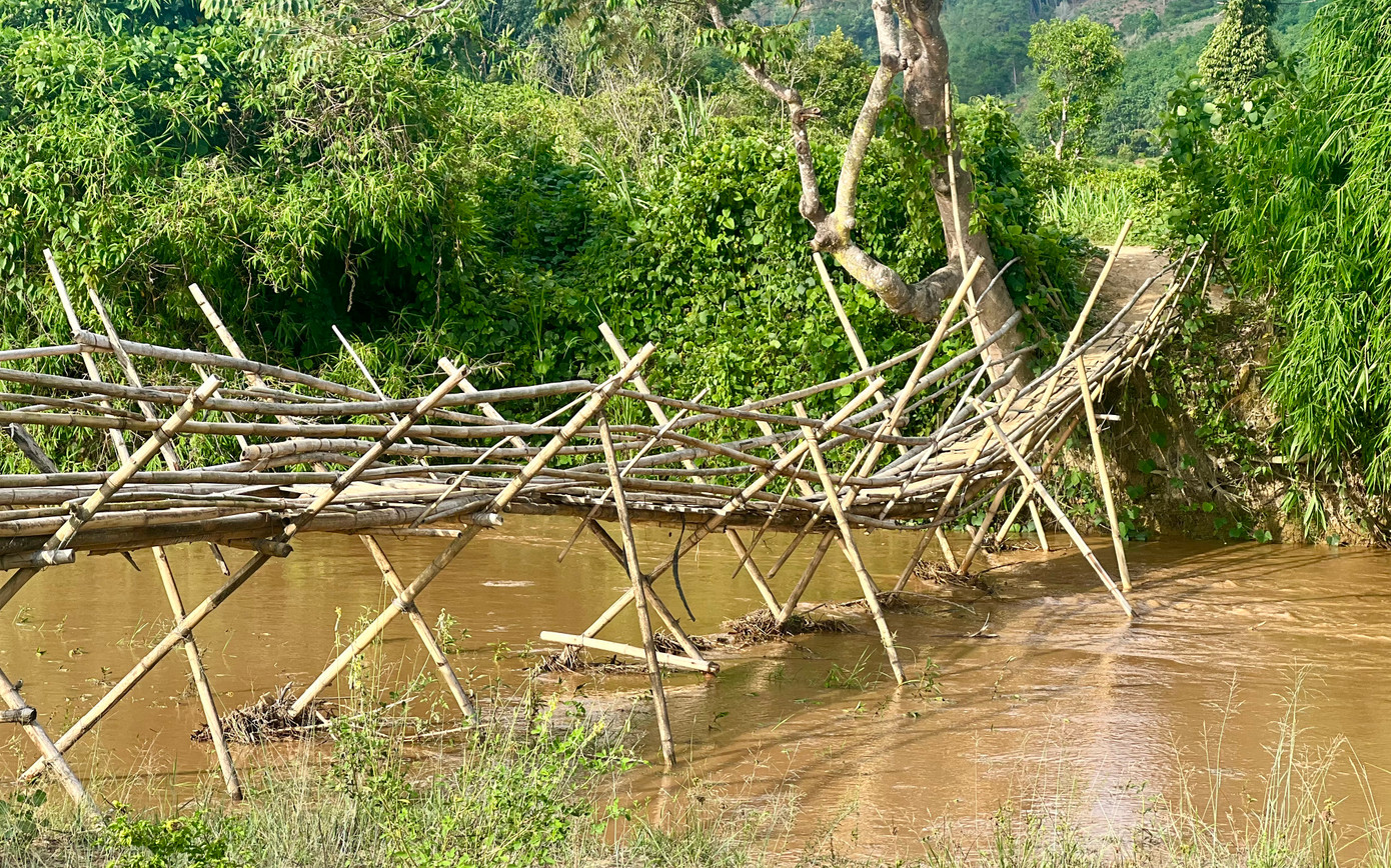 Tương tự tại cầu treo thôn Đăk Tăng (xã Ngọk Tụ), cầu được lắp ráp từ hàng nghìn cây tre được người dân chặt từ trong rừng để đóng, ghép thành cầu