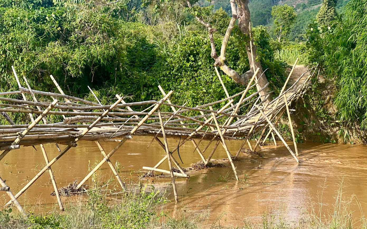 Tương tự tại cầu treo thôn Đăk Tăng (xã Ngọk Tụ), cầu được lắp ráp từ hàng nghìn cây tre được người dân chặt từ trong rừng để đóng, ghép thành cầu