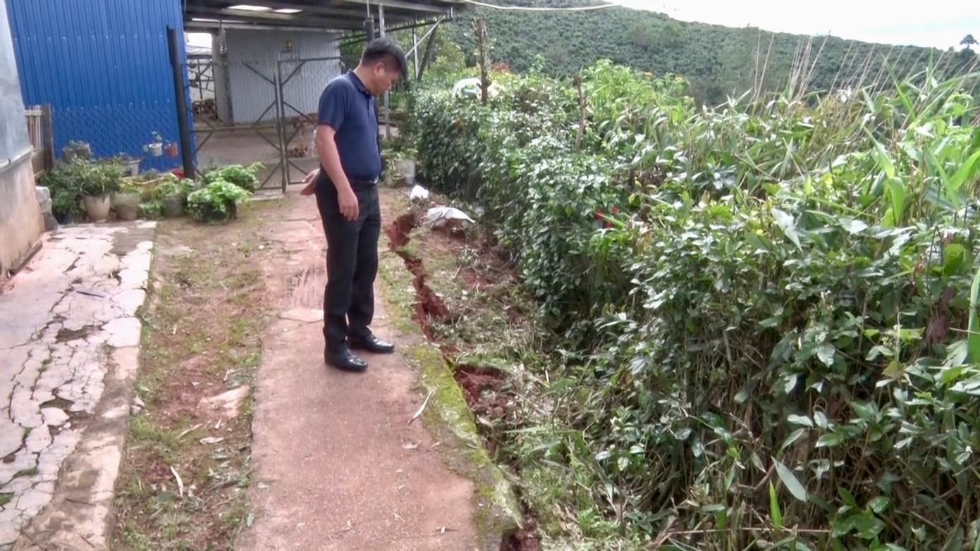Do mưa lớn nhiều ngày, tại xã Xuân trường xuất hiện nhiều vết nứt dài Do mưa lớn nhiều ngày, tại xã Xuân trường xuất hiện nhiều vết nứt dài