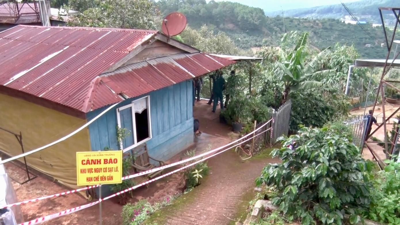 Lực lượng chức năng căng dây, cắm biển cảnh báo người dân Lực lượng chức năng căng dây, cắm biển cảnh báo người dân