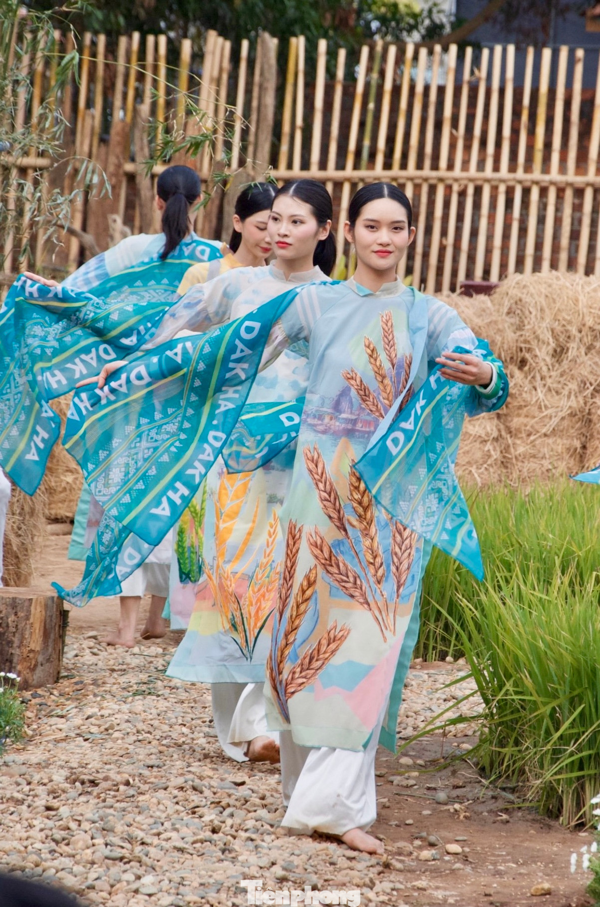 Hàng nghìn khán giả được chiêm ngưỡng nhiều bộ sưu tập thời trang nổi tiếng của nhà thiết kế Minh Hạnh.