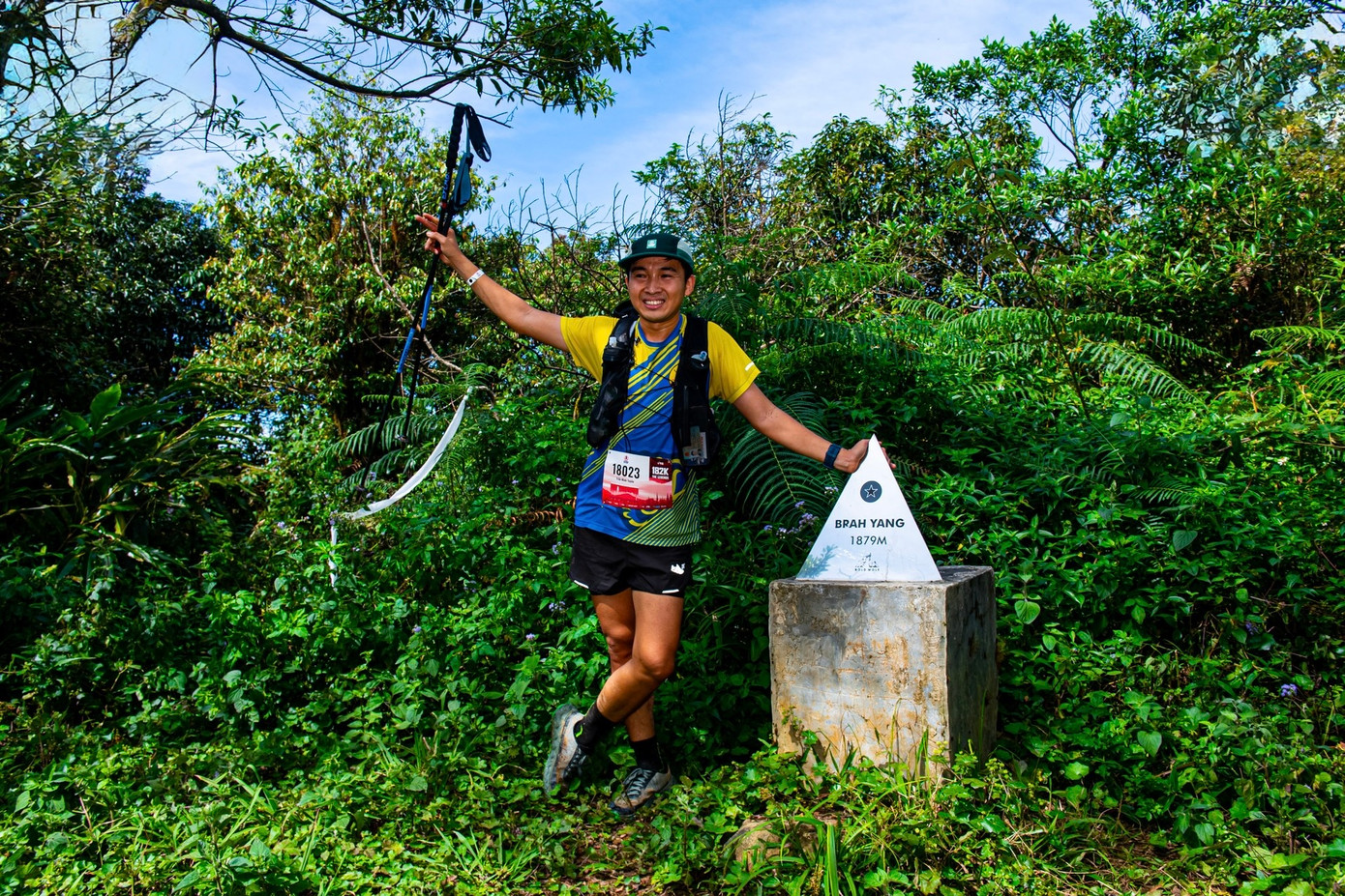 Các vận động check-in đỉnh núi Brăh Yàng (huyện Di Linh) cao 1.879m so với mực nước biển.
