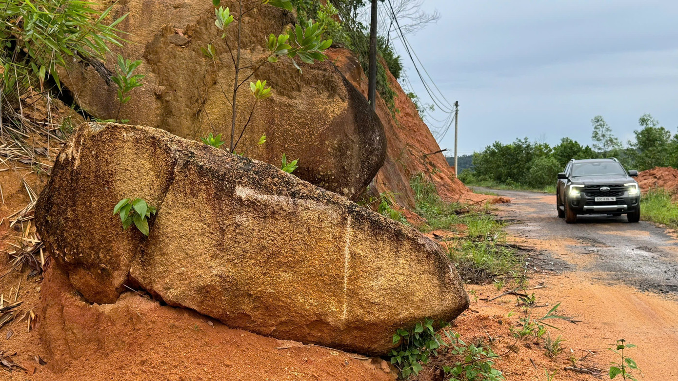 Nhiều tảng đá mồ côi lớn sạt xuống, kéo theo sạt lở đất Nhiều tảng đá mồ côi lớn sạt xuống, kéo theo sạt lở đất