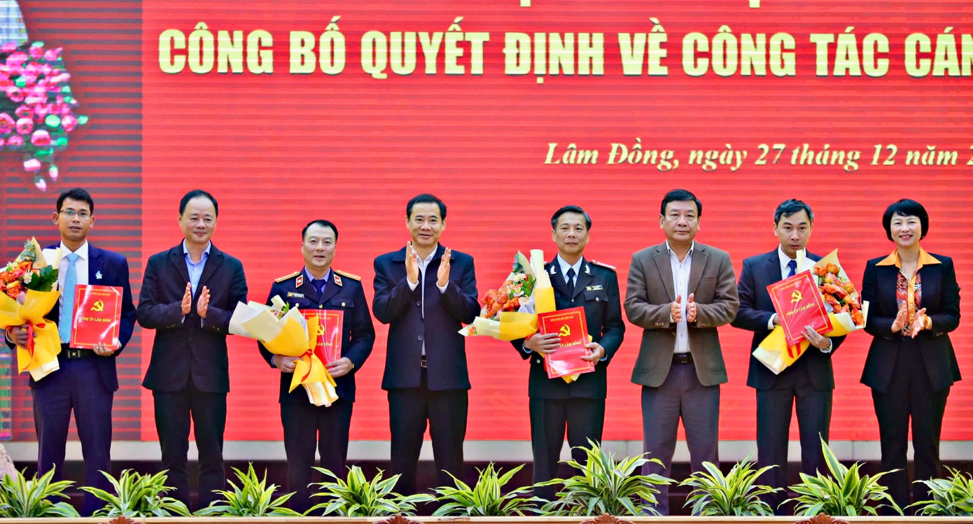 Ban Thường vụ Tỉnh ủy Lâm Đồng trao quyết định cho 4 cán bộ Ban Thường vụ Tỉnh ủy Lâm Đồng trao quyết định cho 4 cán bộ