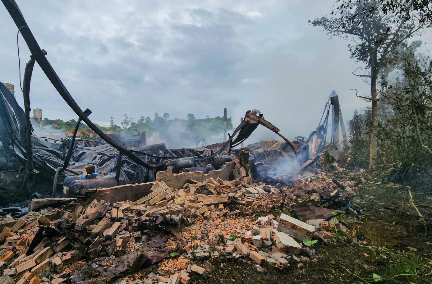 Đến 9h30 sáng cùng ngày, đám cháy cơ bản được khống chế, tuy nhiên vẫn cháy âm ỉ bên trong. Đến 9h30 sáng cùng ngày, đám cháy cơ bản được khống chế, tuy nhiên vẫn cháy âm ỉ bên trong.