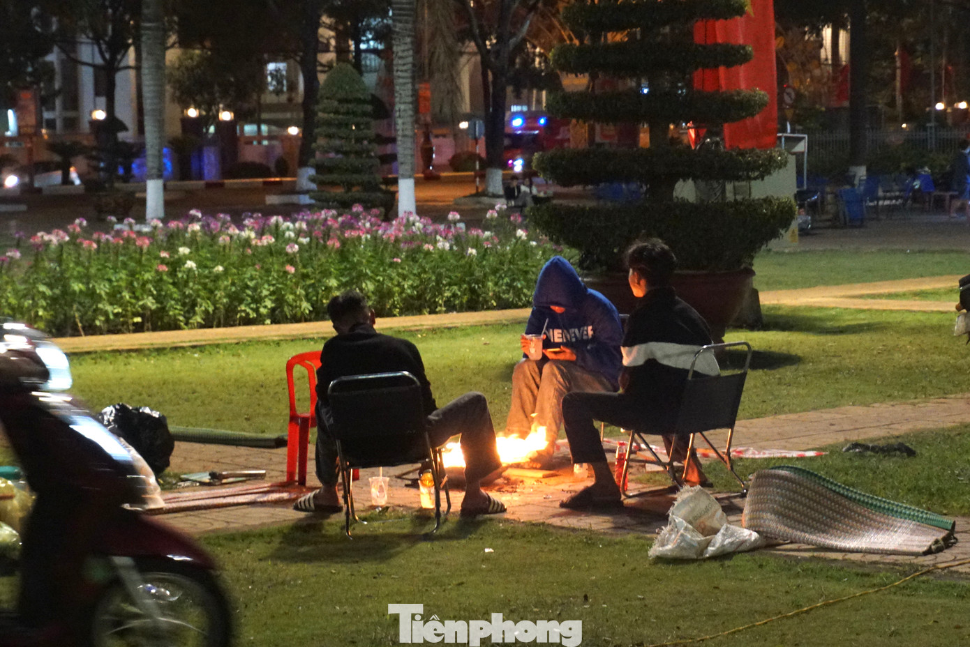 Nhóm thanh niên đốt lửa sưởi ấm canh hoa, buôn chuyện chờ trời sáng.