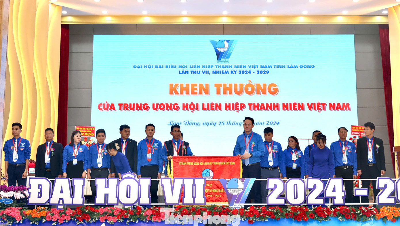 Anh Nguyễn Kim Quy - Phó Chủ tịch thường trực Trung ương Hội LHTN Việt Nam trao tặng cờ thi đua, bằng khen cho tập thể và các cá nhân có thành tích trong nhiệm kỳ. Anh Nguyễn Kim Quy - Phó Chủ tịch thường trực Trung ương Hội LHTN Việt Nam trao tặng cờ thi đua, bằng khen cho tập thể và các cá nhân có thành tích trong nhiệm kỳ.