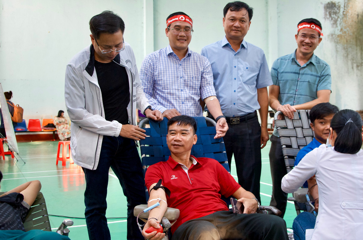 Lãnh đạo TP Buôn Ma Thuột và Đại diện lãnh đạo báo Tiền Phong khu vực Tây Nguyên thăm hỏi, động viên người hiến máu.