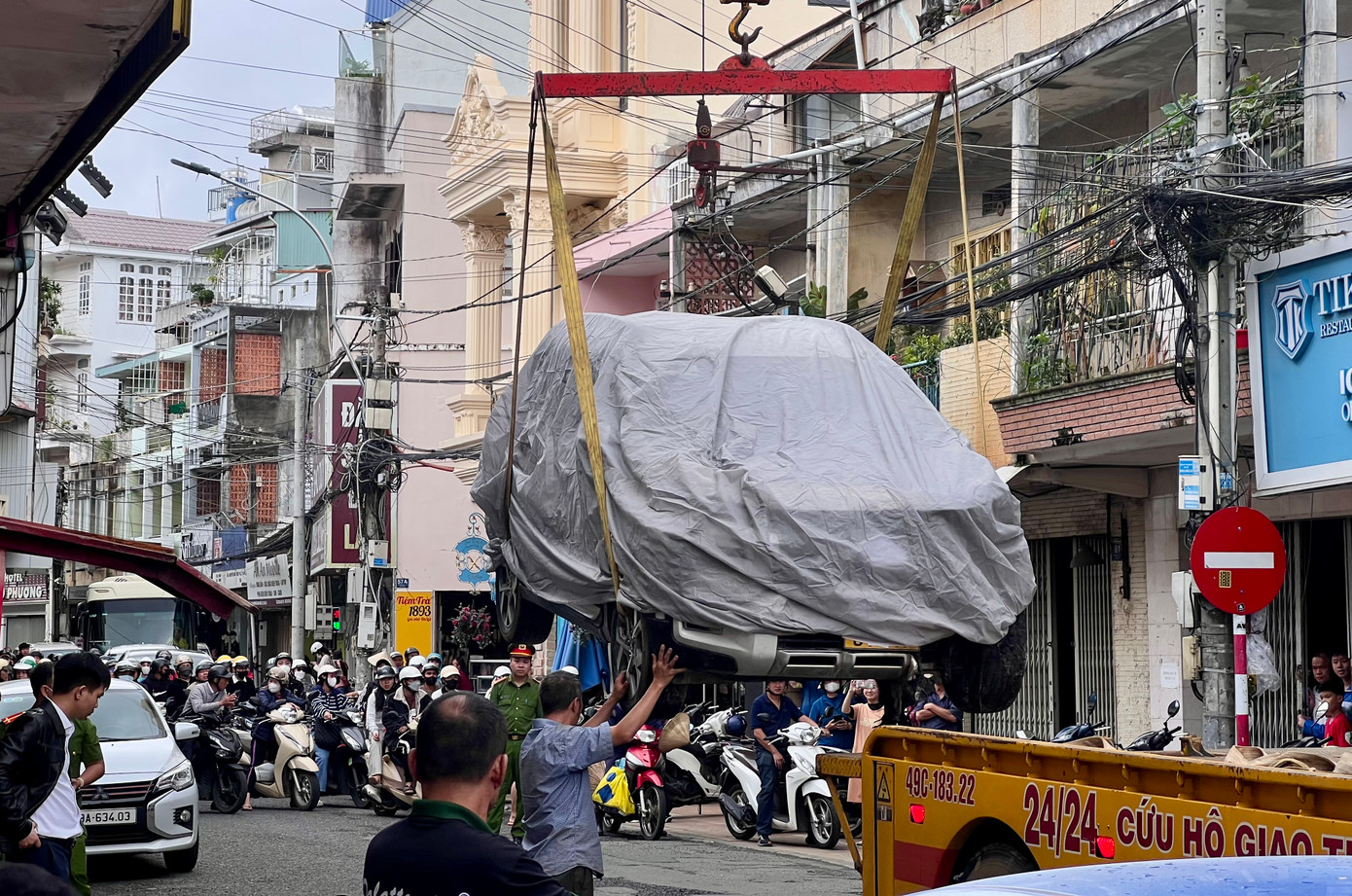 Chiếc xe được cẩu ra khỏi hiện trường