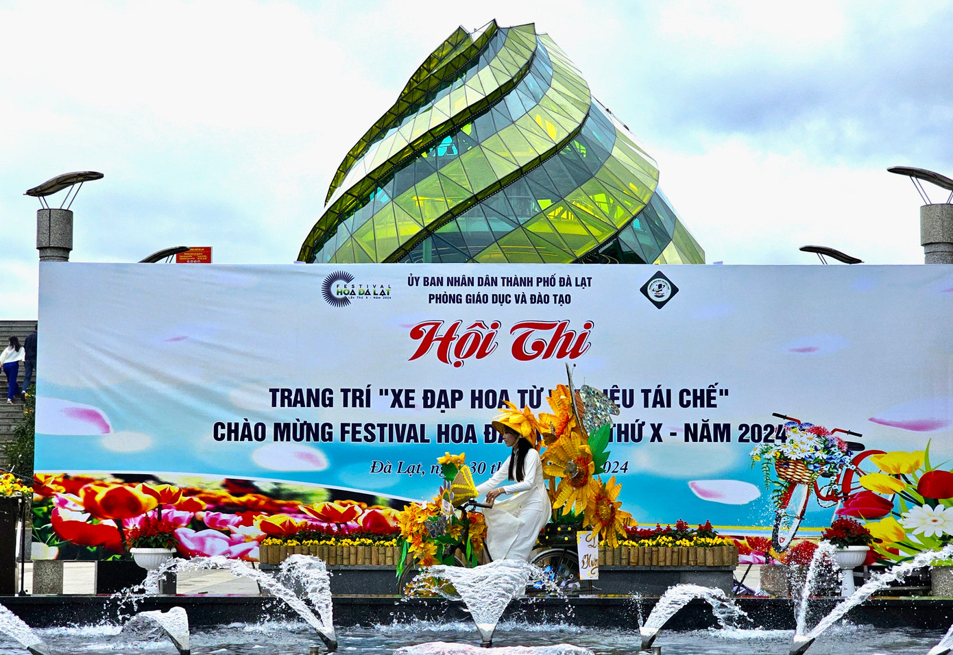 Ngày 30/11, Hội thi “Trang trí xe đạp hoa từ vật liệu tái chế” chào mừng Festival hoa Đà Lạt lần thứ 10 đã diễn ra tại khu vực đài phun nước Quảng trường Lâm Viên (TP Đà Lạt, Lâm Đồng).