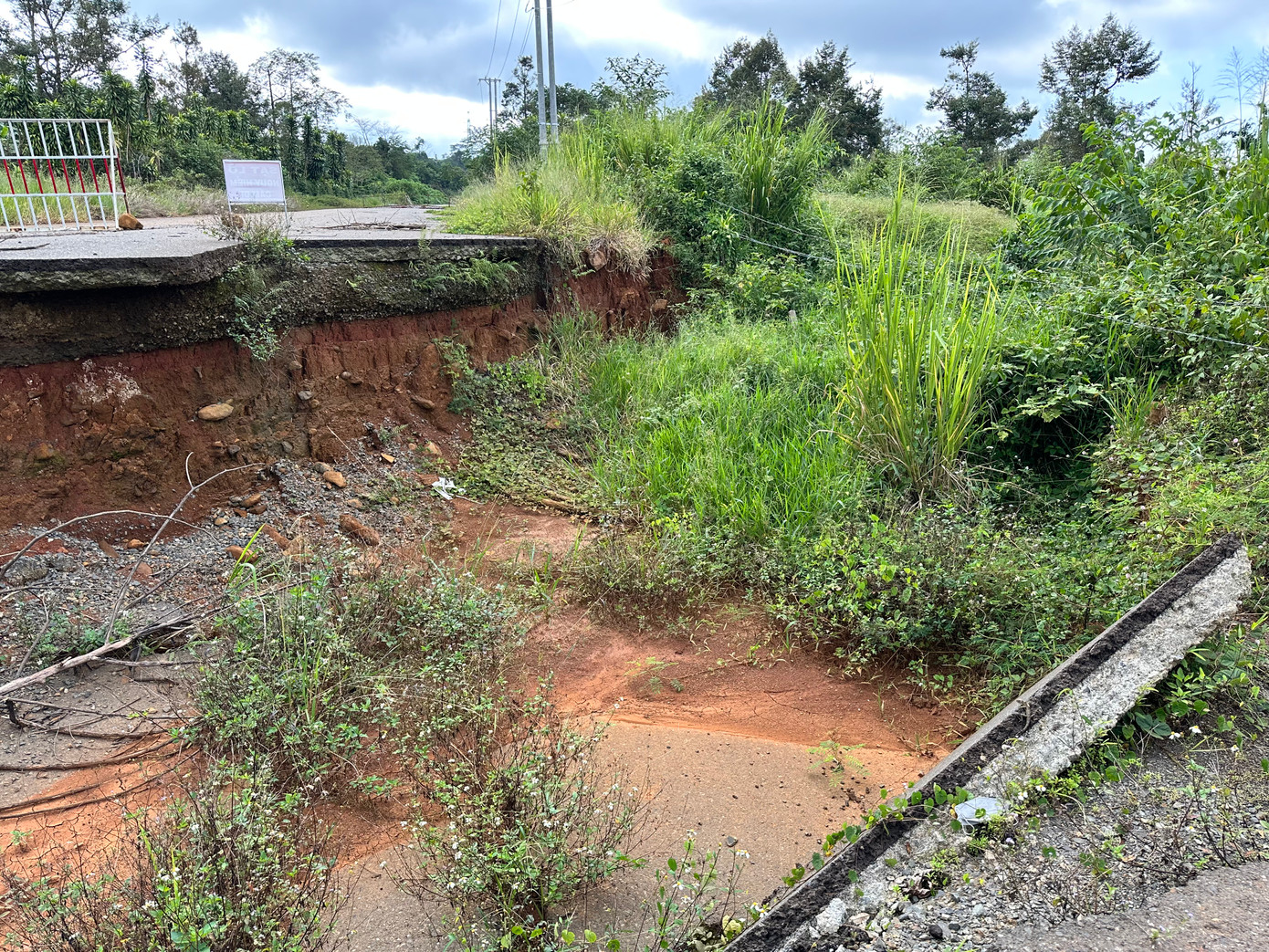 Cơ quan chức năng ghi nhận 120m mặt đường bị hư hỏng. Trong đó, có đoạn bị đứt gãy, mặt đường bị sụt lún cách vị trí ban đầu gần 2m.