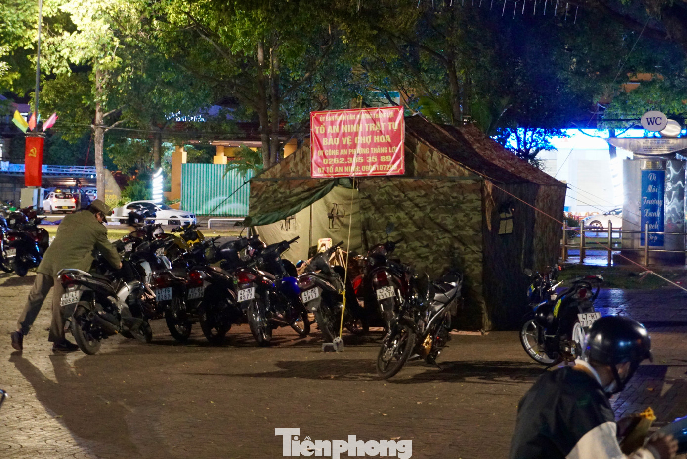 Để đảm bảo an ninh, trật tự, TP Buôn Ma Thuột cũng triển khai cung cấp đường dây nóng của trực ban công an phát cho bà con, nhất là các nhà giúp người dân kịp thời phản ánh, trình báo việc bị trộm cắp, quấy rối để lực lượng công an có phương án xử lý.