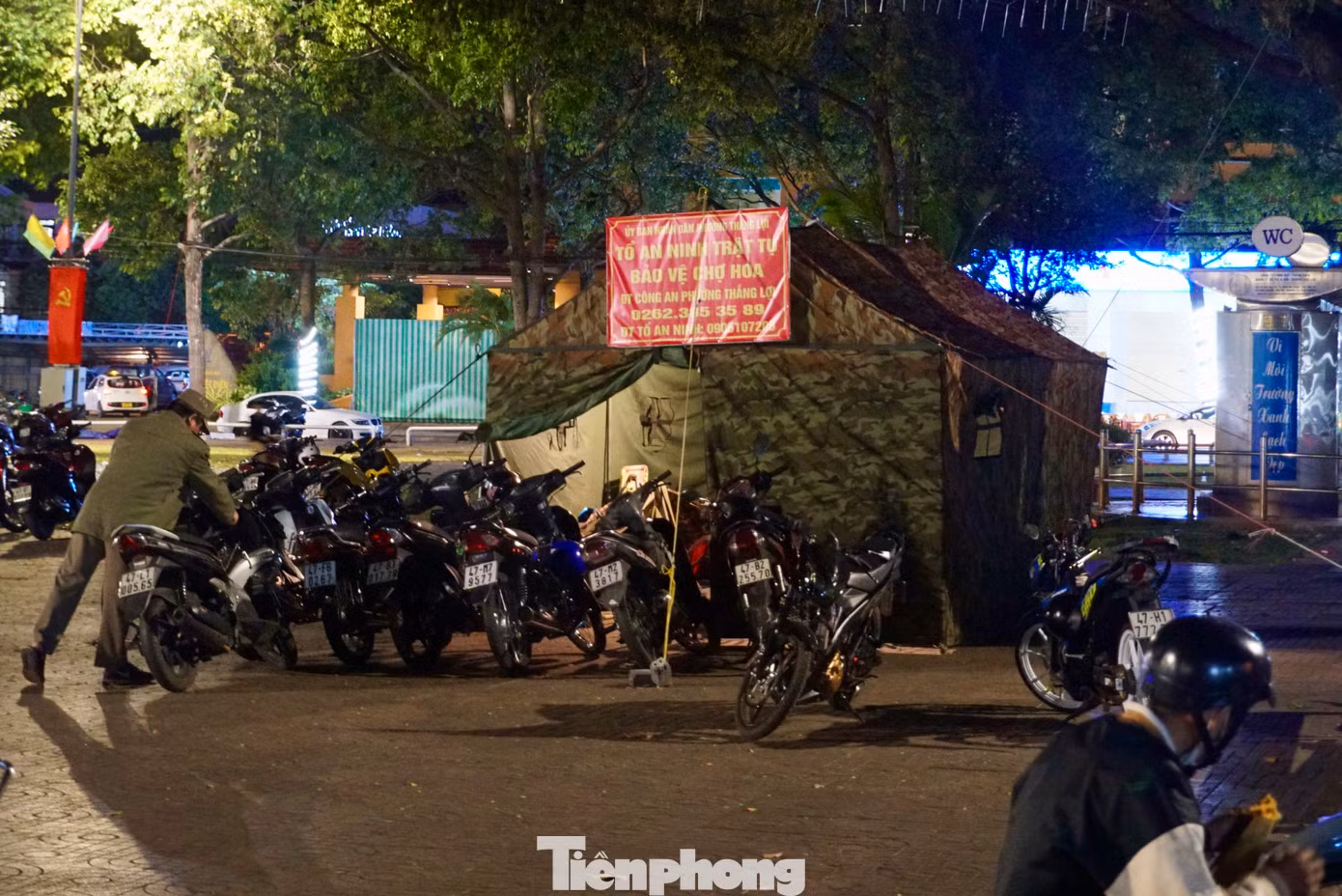 Để đảm bảo an ninh, trật tự, TP Buôn Ma Thuột cũng triển khai cung cấp đường dây nóng của trực ban công an phát cho bà con, nhất là các nhà giúp người dân kịp thời phản ánh, trình báo việc bị trộm cắp, quấy rối để lực lượng công an có phương án xử lý.