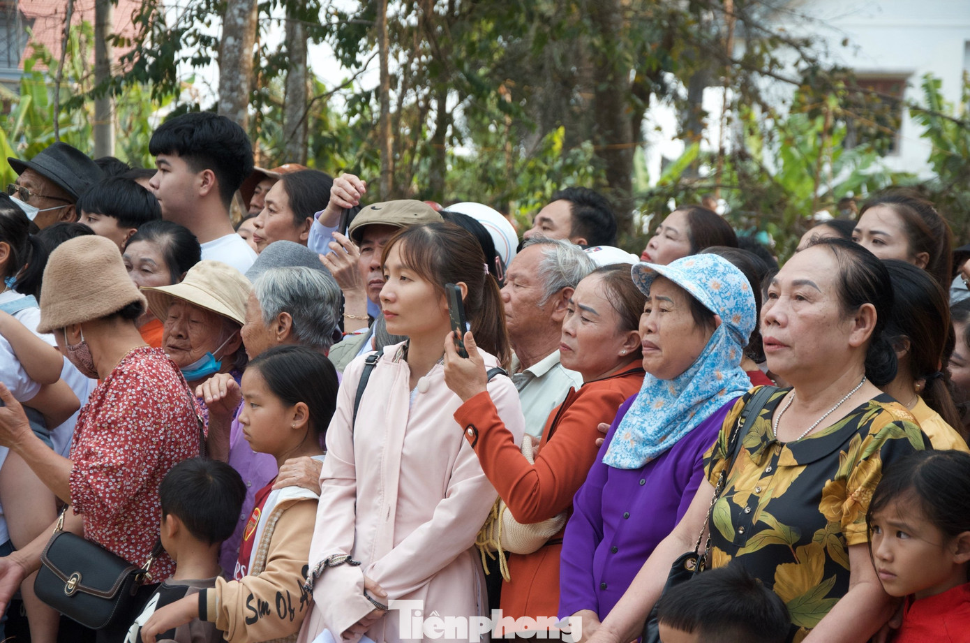Đông đảo người dân và du khách đến thưởng thức văn nghệ cũng như chiêm ngưỡng hàng trăm bộ trạng phục dân tộc.