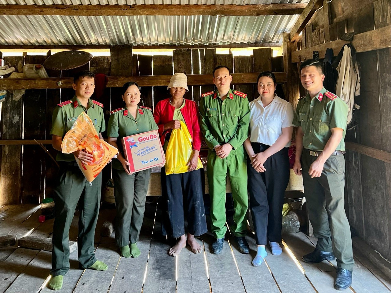 Tuổi trẻ Công an Kon Tum tặng quà, nhu yếu phẩm cho hộ gia đình khó khăn