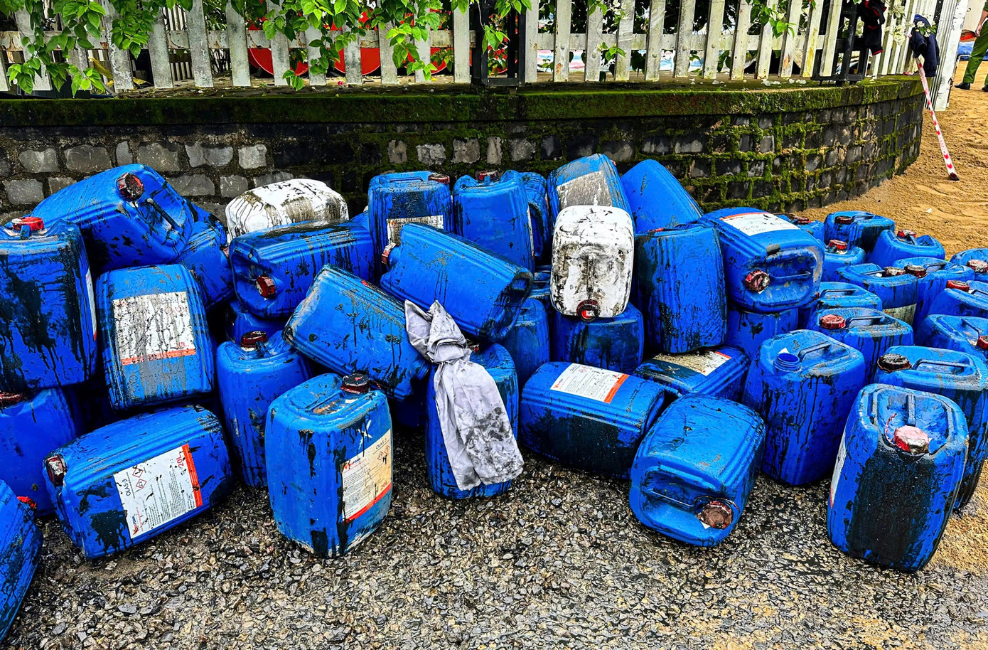 Các thùng dầu nhớt còn sót lại sau đám cháy. Các thùng dầu nhớt còn sót lại sau đám cháy.