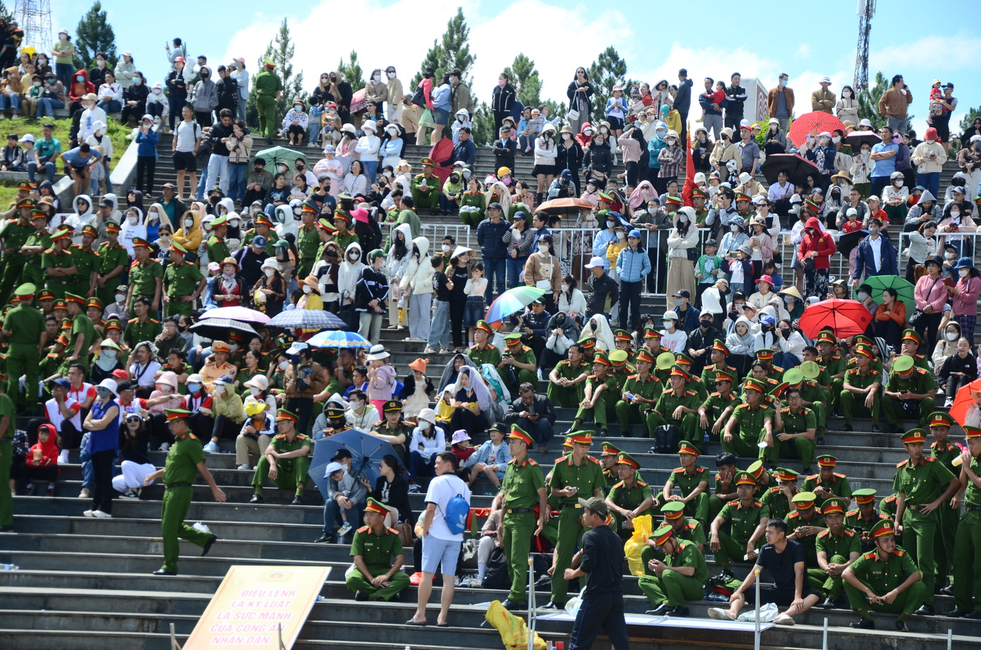 Đông đảo người dân đến xem biểu diễn