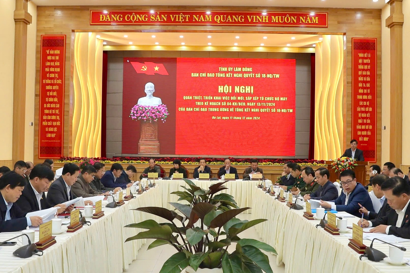 Toàn cảnh hội nghị quán triệt, triển khai việc đổi mới, sắp xếp tổ chức bộ máy tỉnh Lâm Đồng