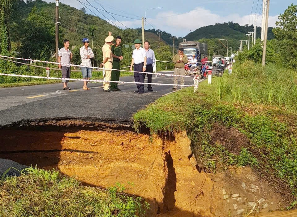 Lãnh đạo UBND huyện Đạ Tẻh ghi nhận hiện trường Lãnh đạo UBND huyện Đạ Tẻh ghi nhận hiện trường