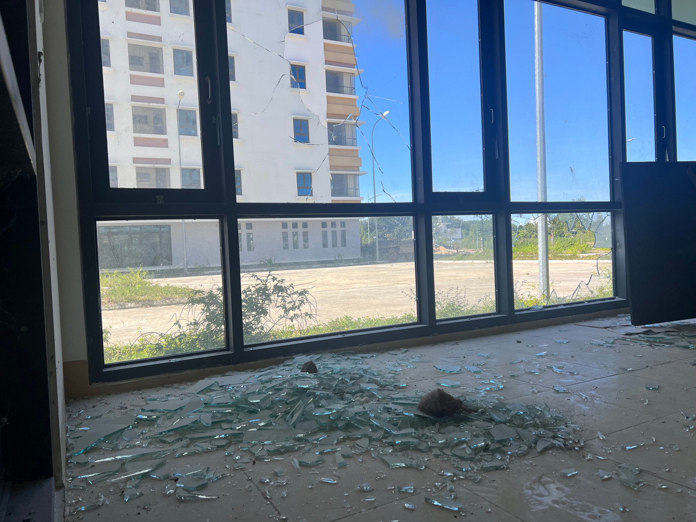 Cửa kính của cả 2 tòa nhà bị các đối tượng xấu đập vỡ nham nhở.